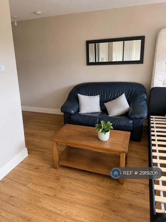 Room Balmoral Drive in Hertsmere