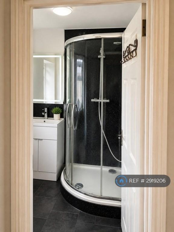 Room Balmoral Drive in Hertsmere