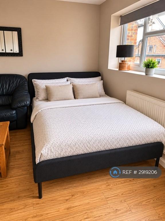 Room Balmoral Drive in Hertsmere