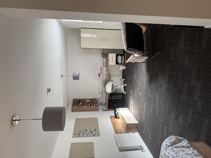 Room Manor Gardens in Greater London