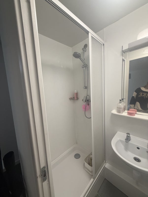 Room Manor Gardens in Greater London