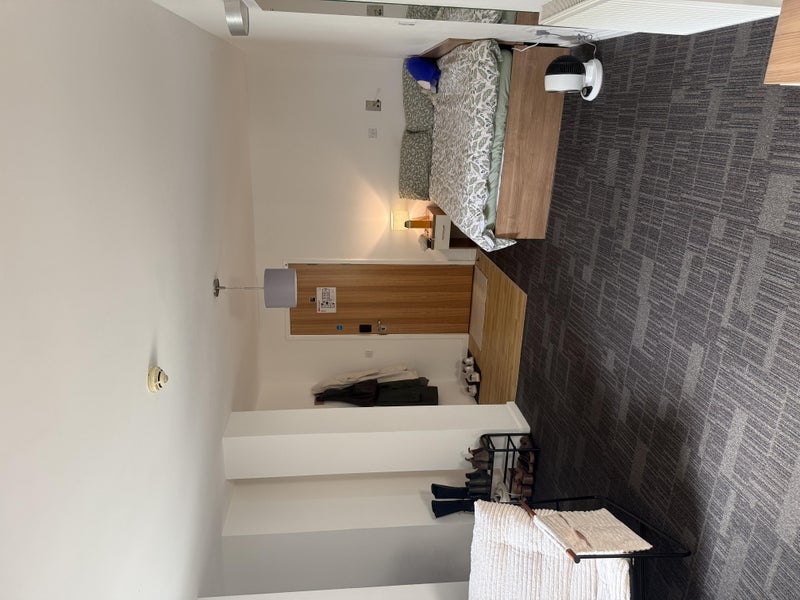 Room Manor Gardens in Greater London