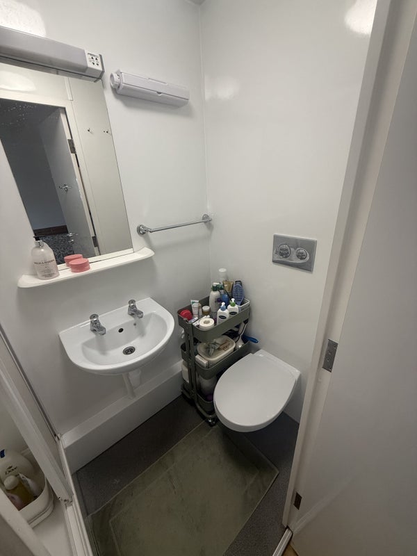 Room Manor Gardens in Greater London