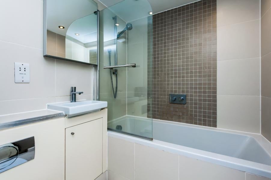 Flat Queenstown Road in Greater London