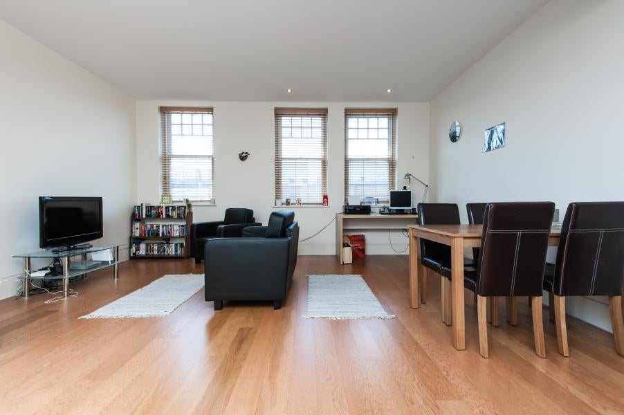 Flat Queenstown Road in Greater London