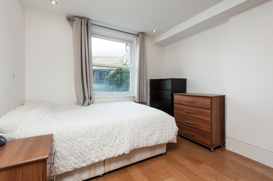 Flat Queenstown Road in Greater London
