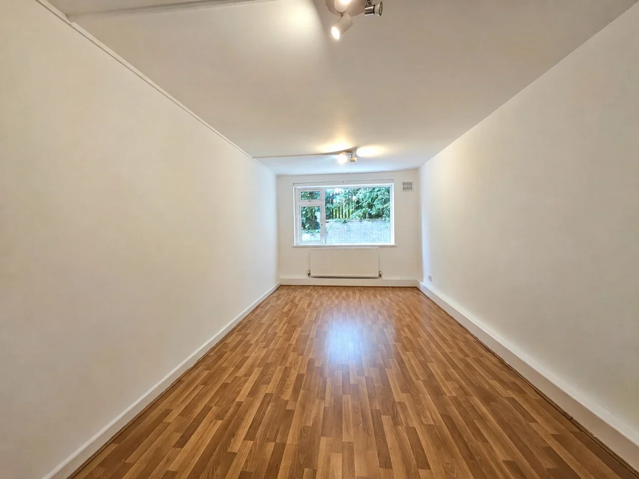 Flat Richmond Court in Luton