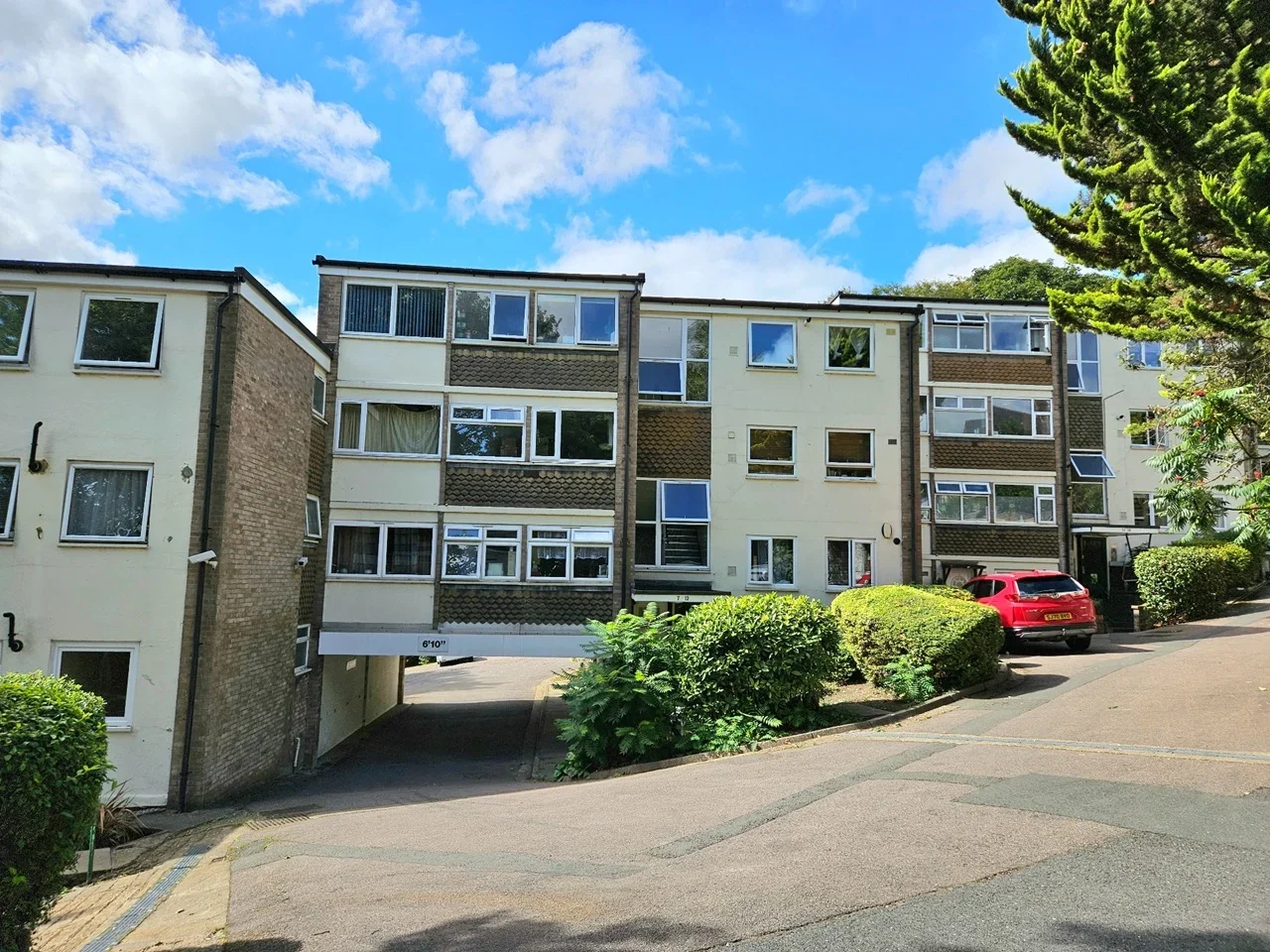 Flat Richmond Court in Luton