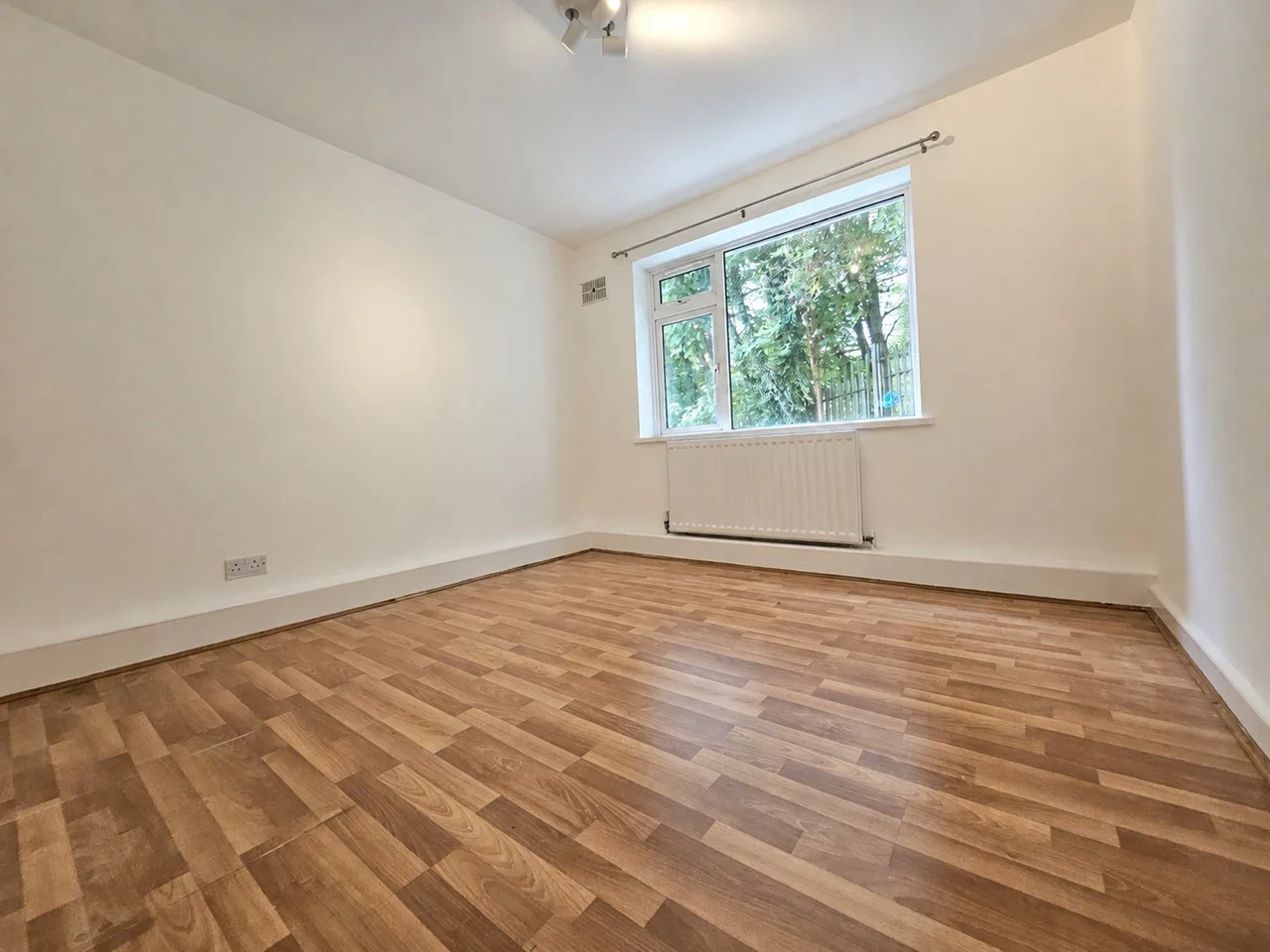 Flat Richmond Court in Luton