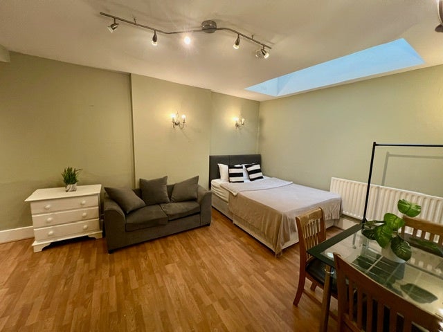 Flat Clanricarde Gardens in Greater London
