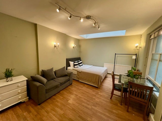 Flat Clanricarde Gardens in Greater London
