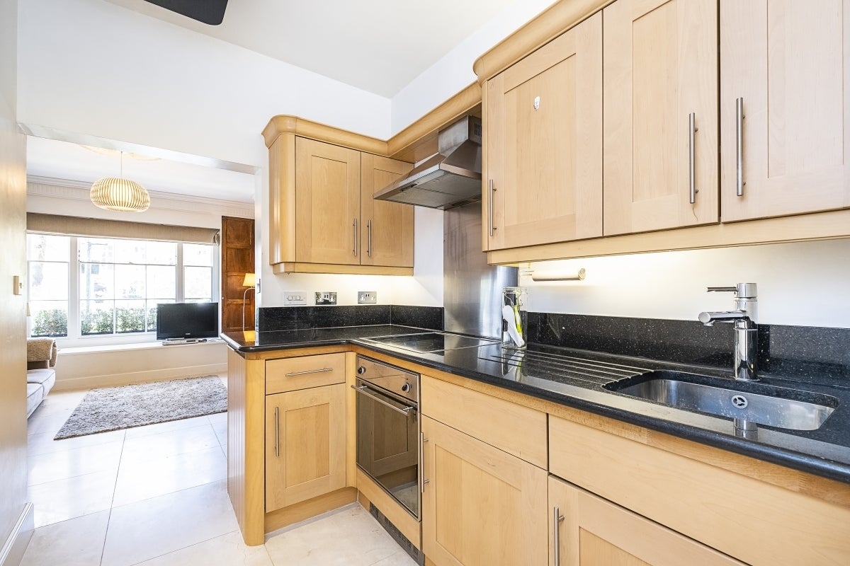 Flat Brompton Square in Greater London
