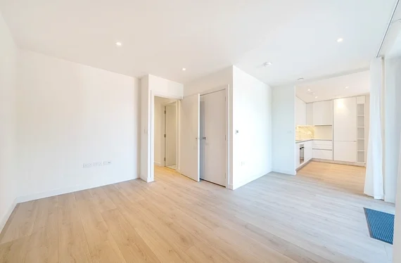 Flat Baldry Gardens in Greater London