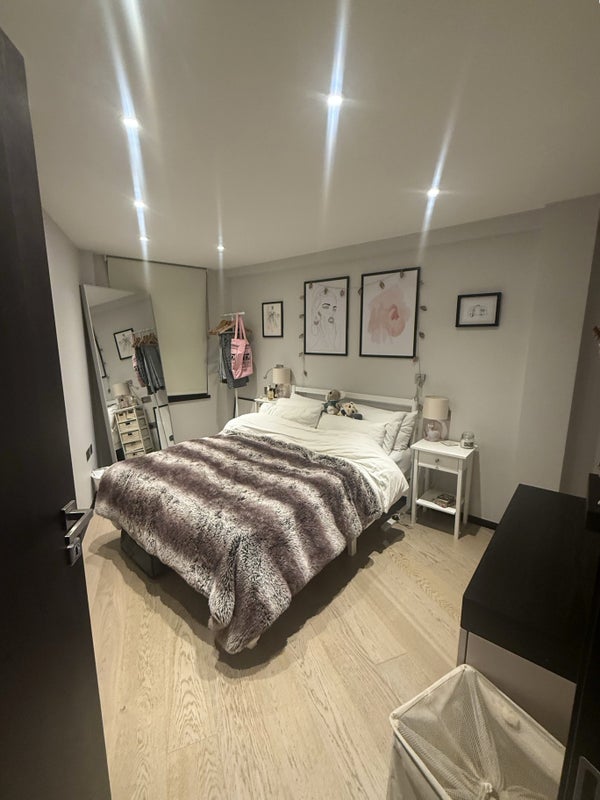 Room Holmes Road in Greater London