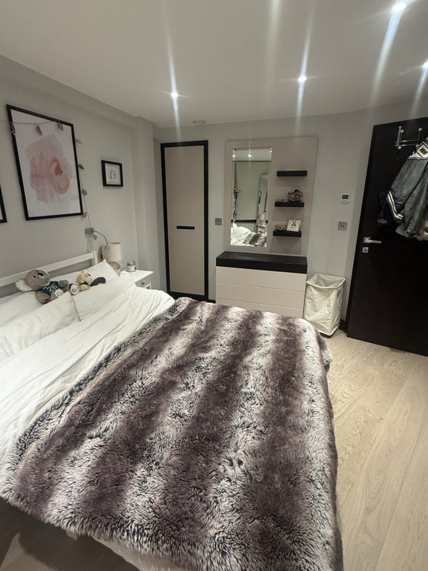 Room Holmes Road in Greater London