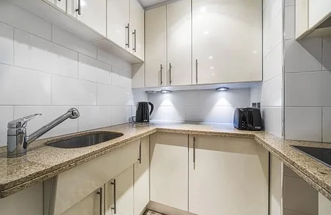 Flat Lancaster Court in Greater London
