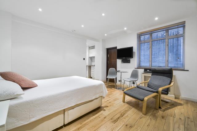 Flat Lancaster Court in Greater London