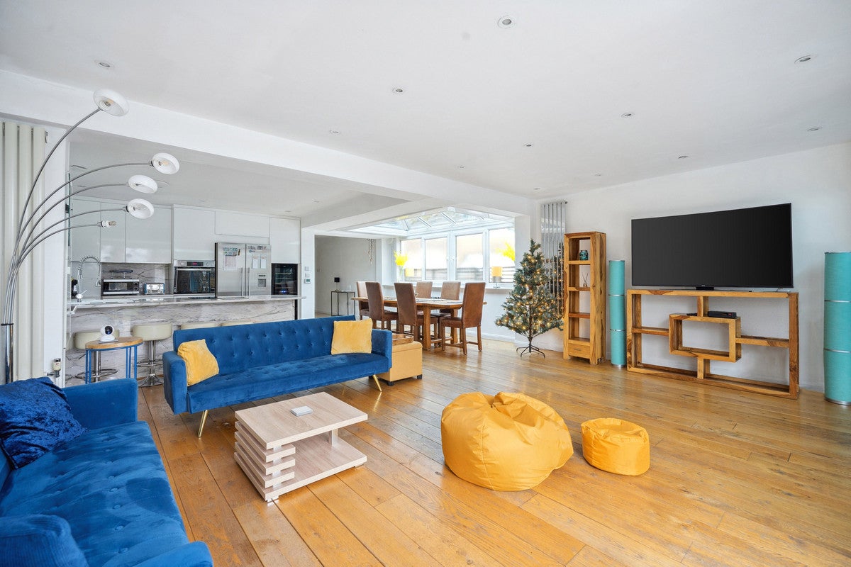 Flat Haliburton Road in London