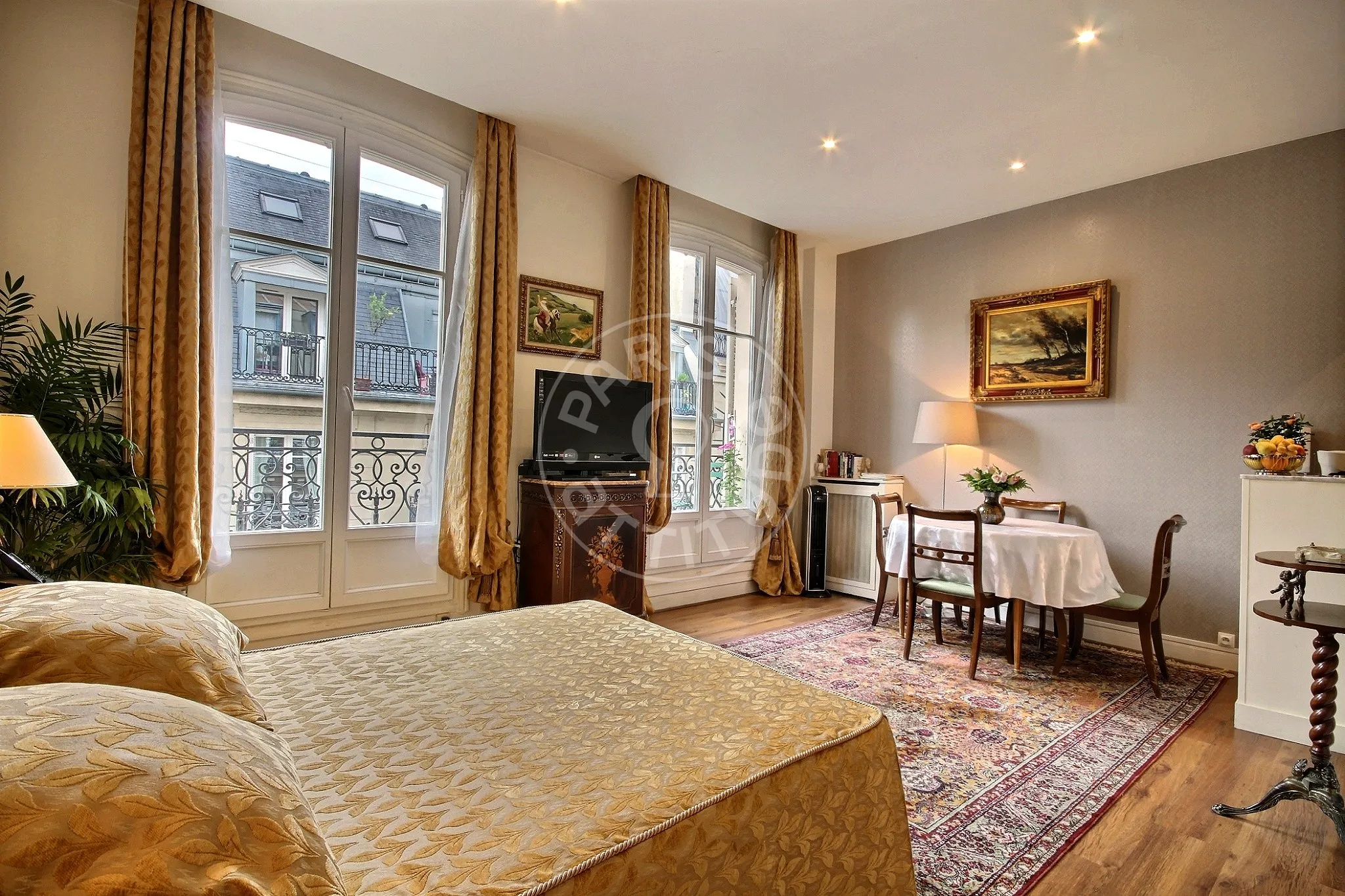 Appartement Rue du Colisée à Paris