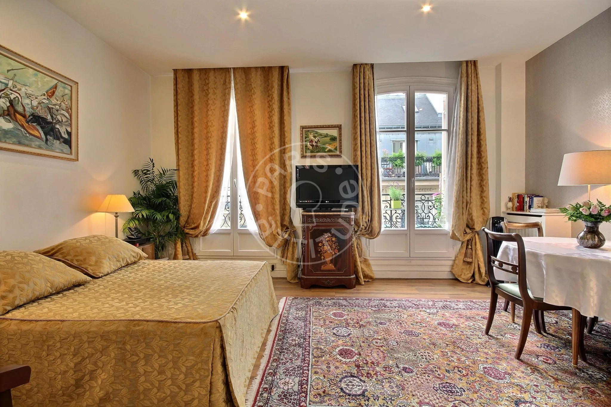 Appartement Rue du Colisée à Paris