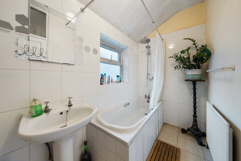 Room Chandler Avenue in Greater London