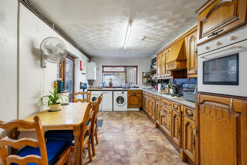 Room Chandler Avenue in Greater London