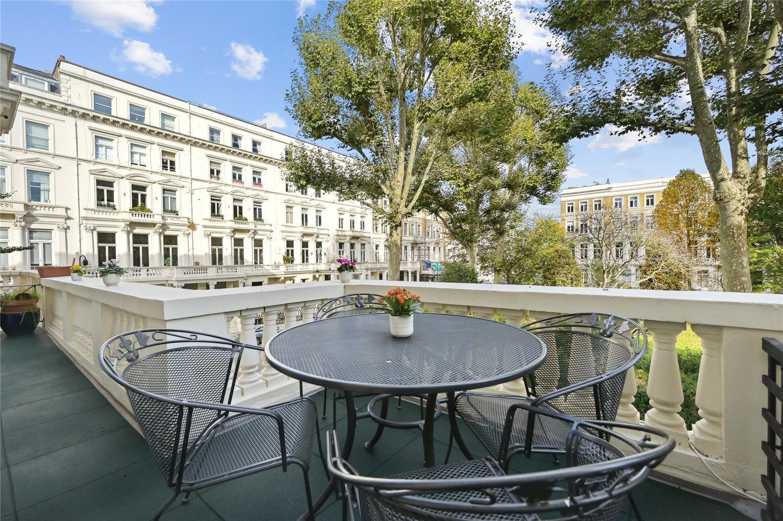 Flat Earl's Court Square in Greater London