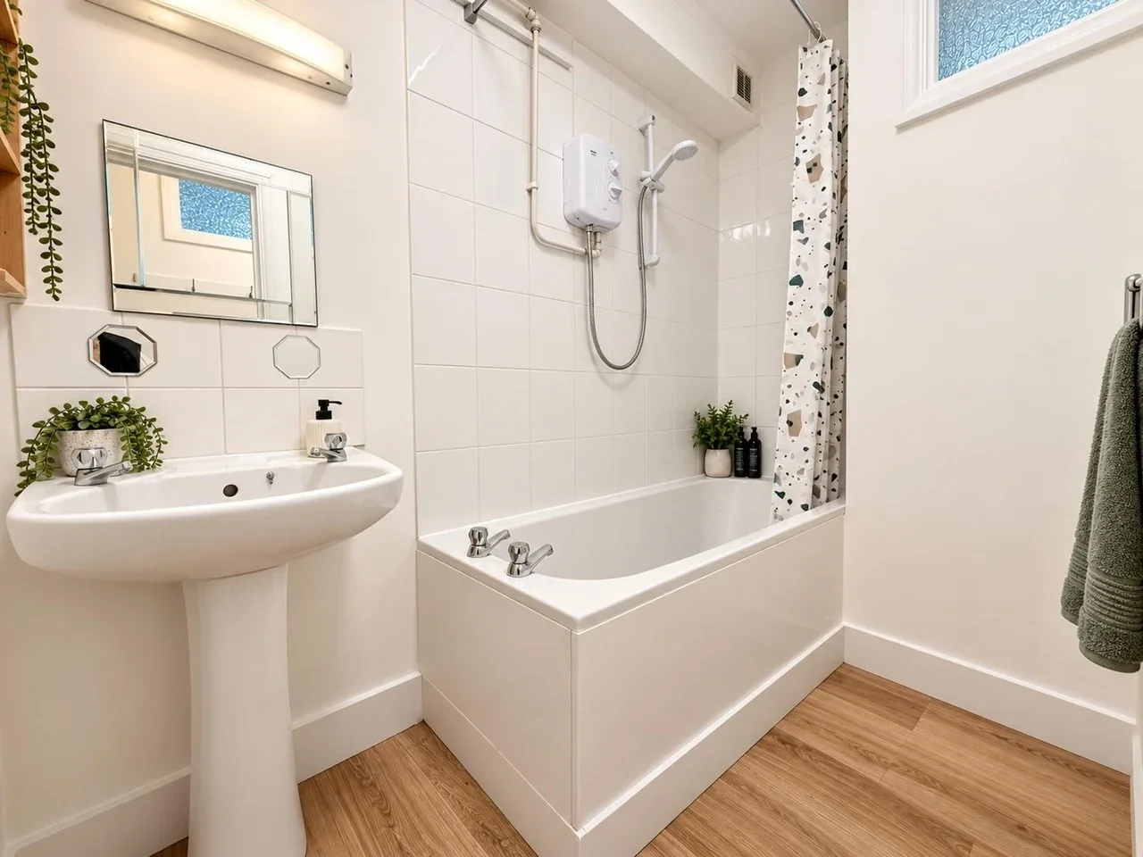 Flat Radbourne Avenue in Greater London
