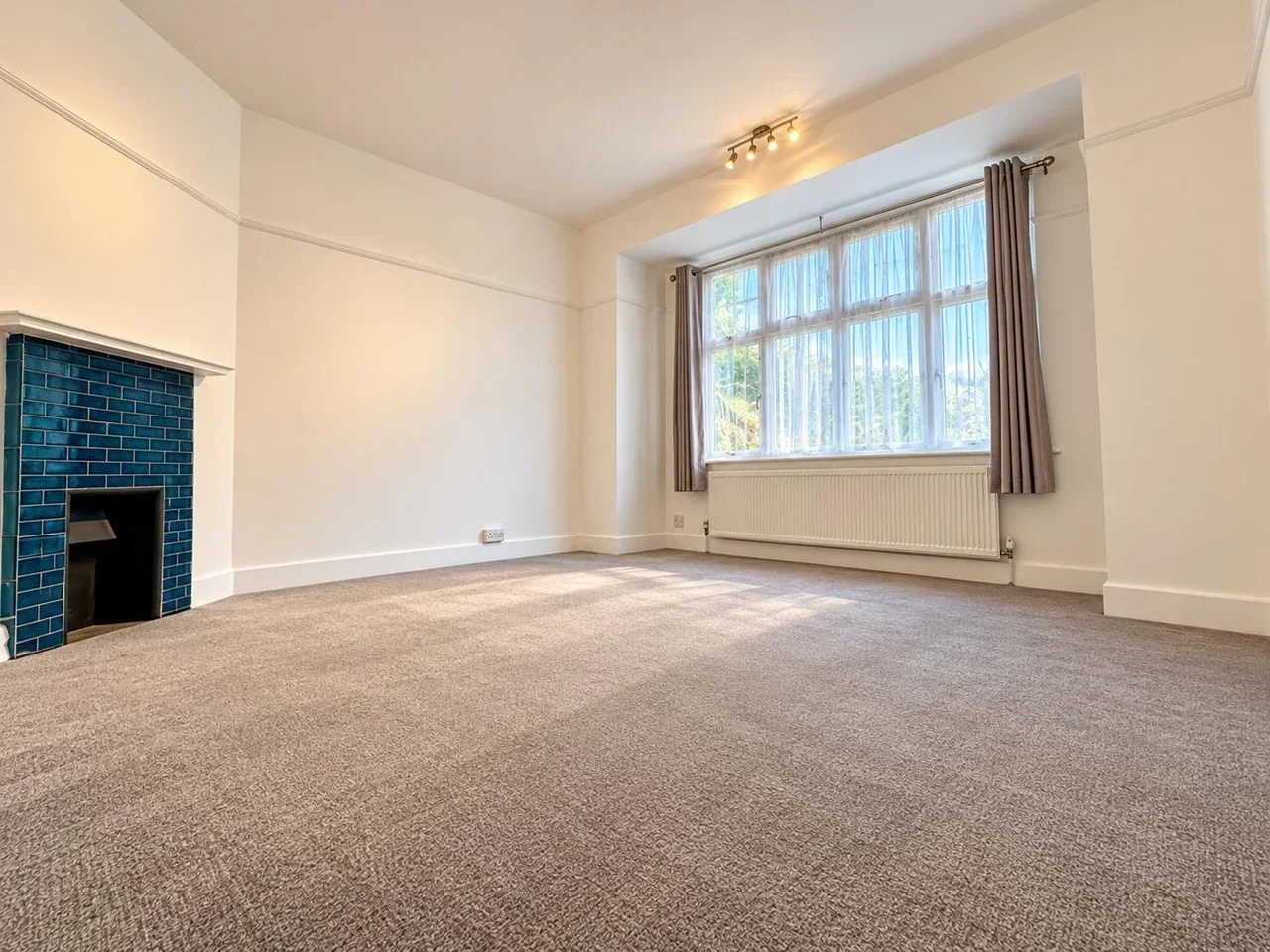 Flat Radbourne Avenue in Greater London