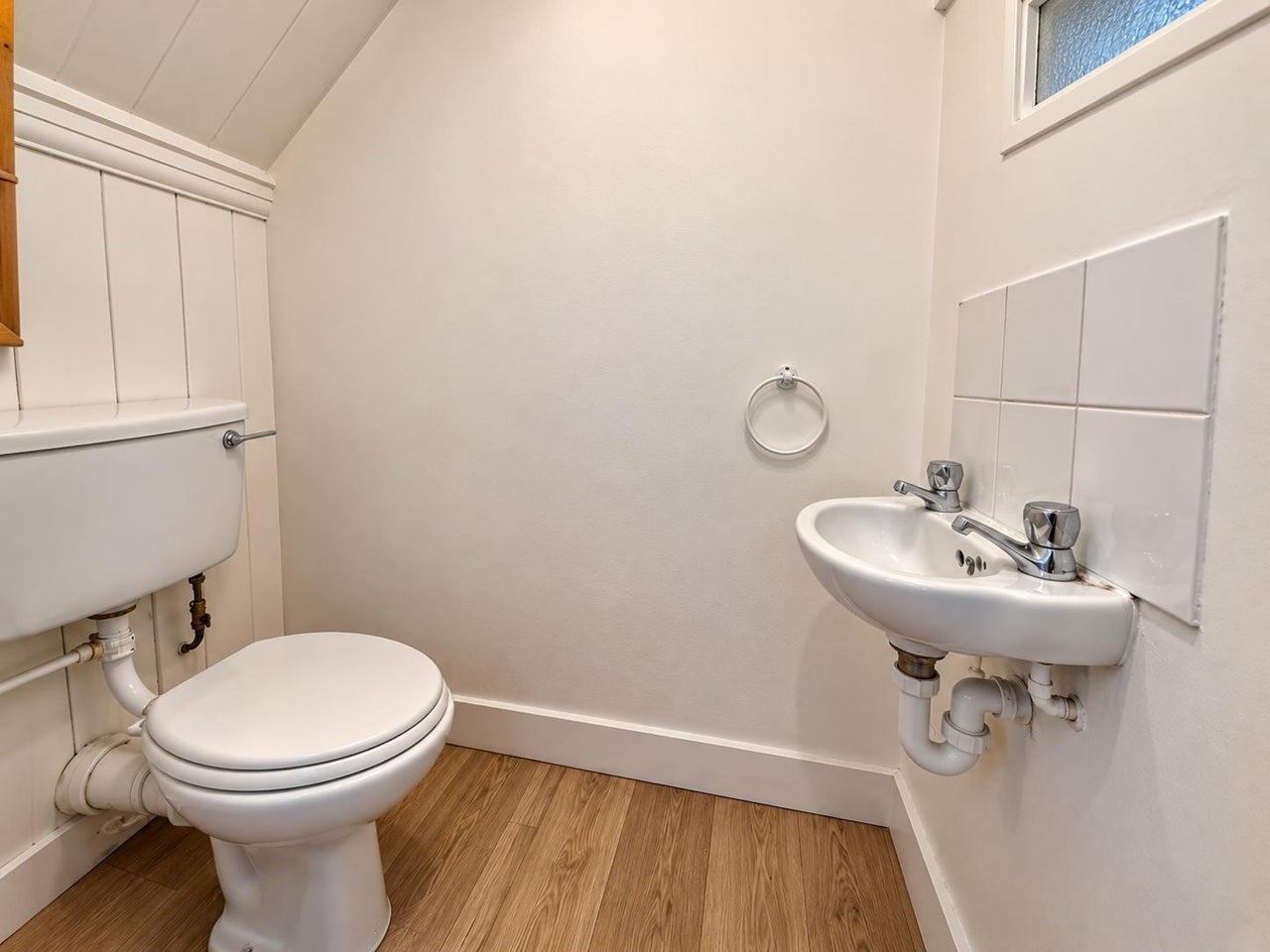 Flat Radbourne Avenue in Greater London