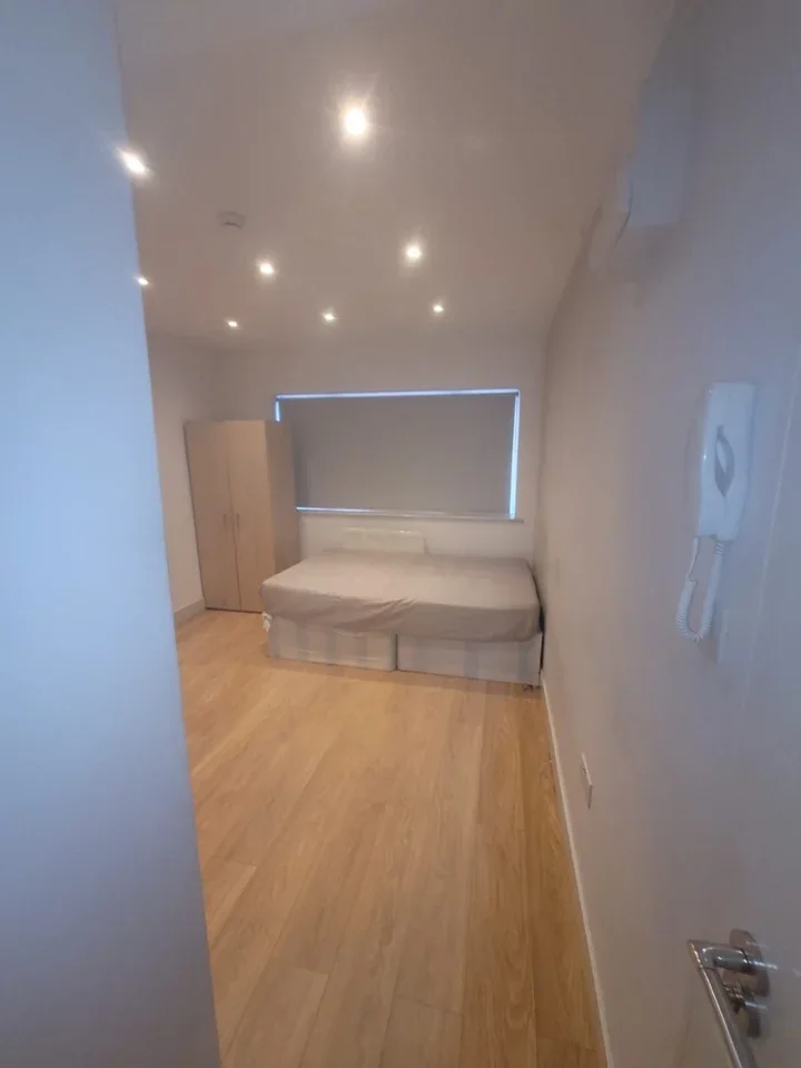 Room Coleridge Way in Greater London
