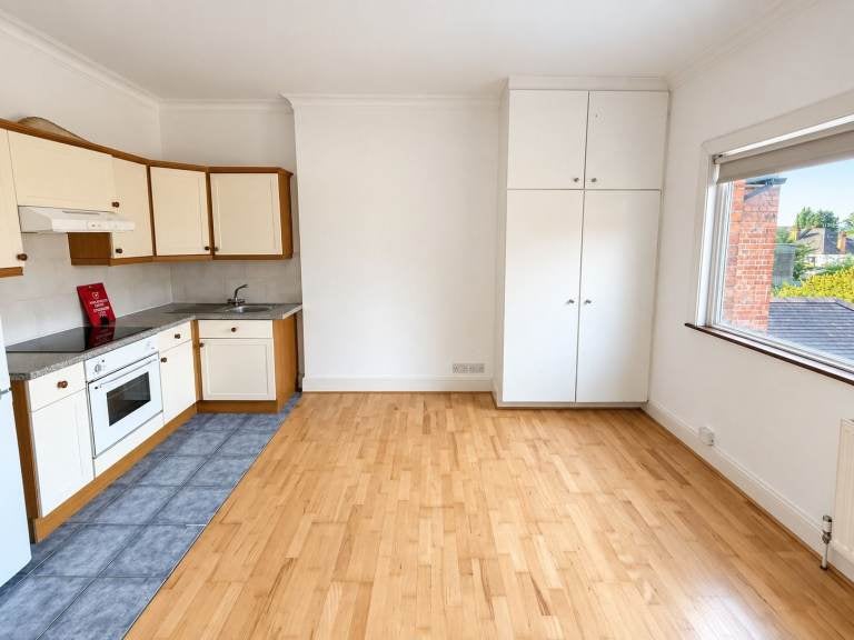Flat Teignmouth Road in Greater London