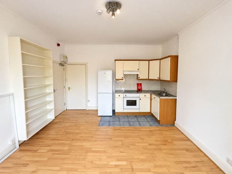 Flat Teignmouth Road in Greater London