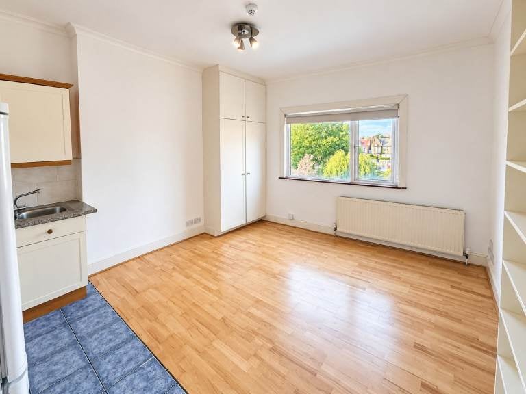 Flat Teignmouth Road in Greater London