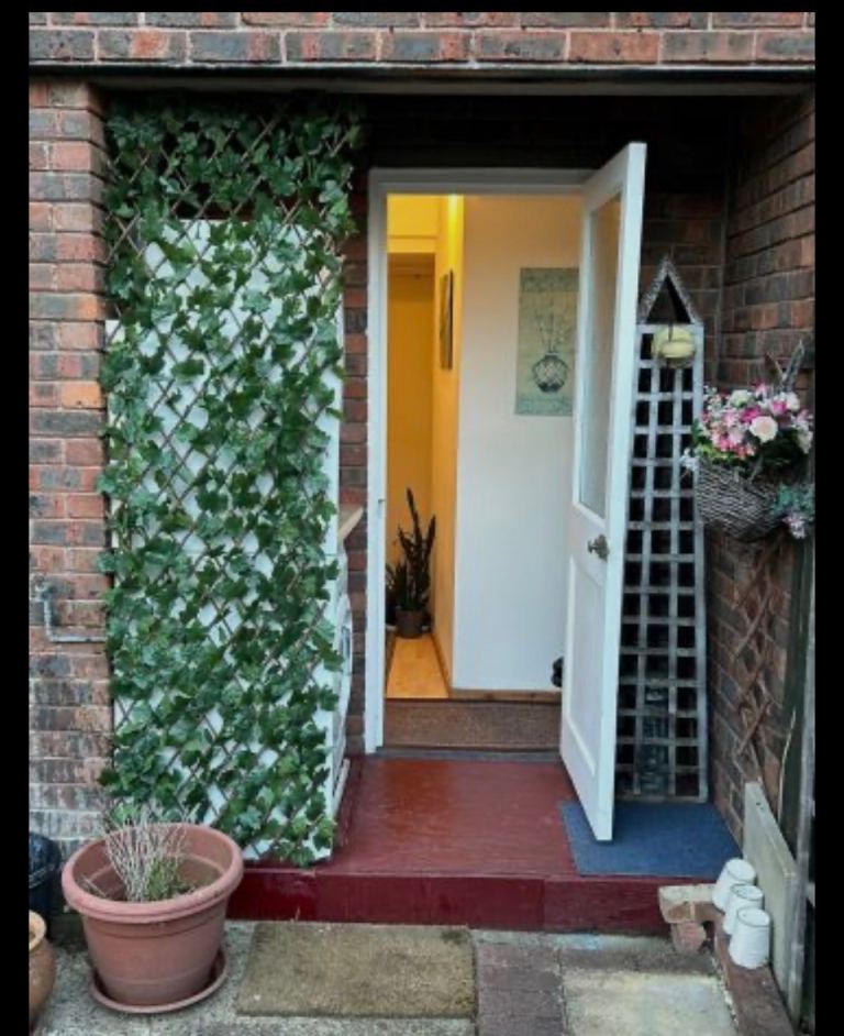 Flat Sheldrick Close in Greater London