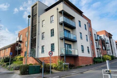Flat Churchill Way West in Basingstoke and Deane