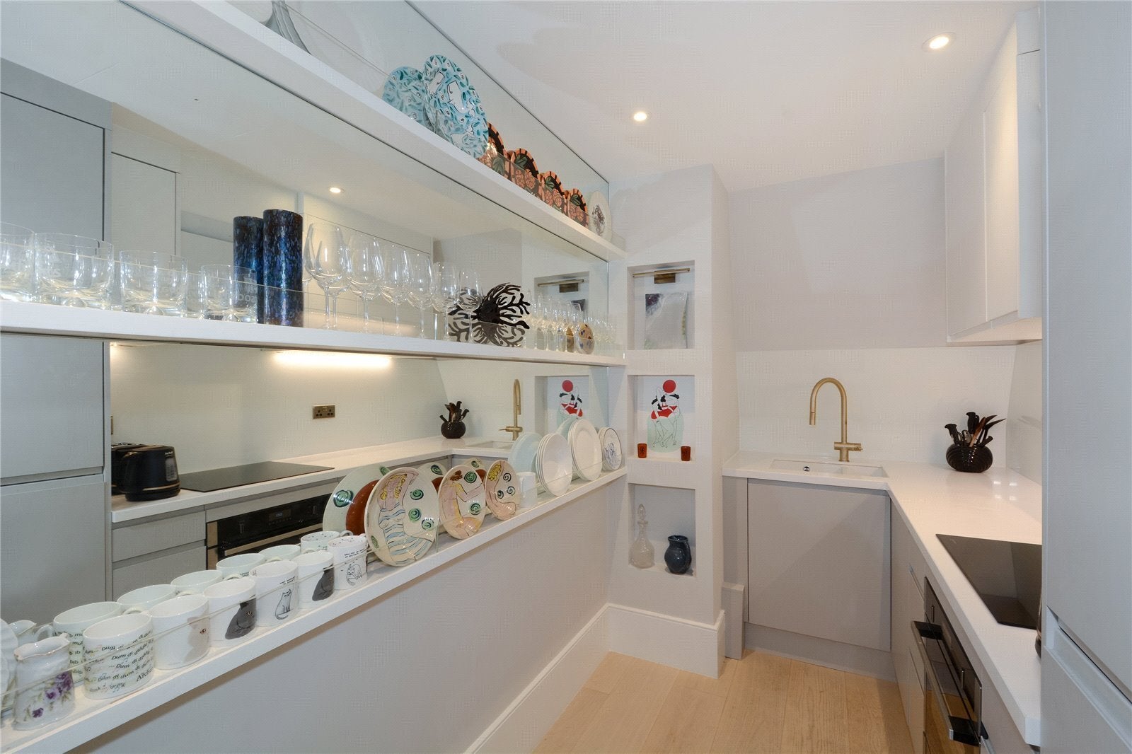Flat Belvedere Road in Greater London
