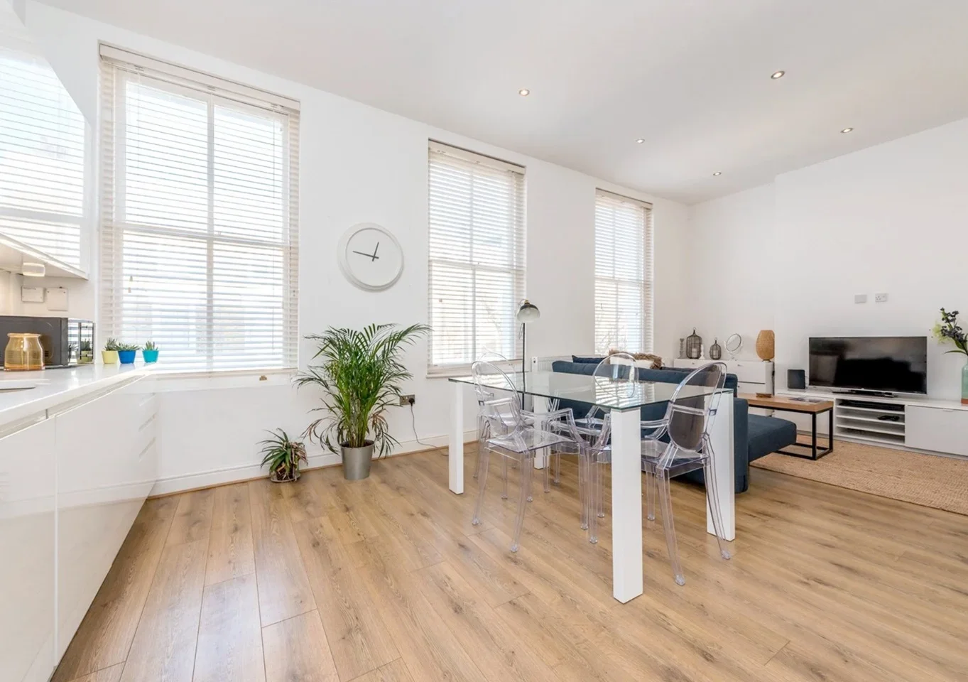 Flat Packington Street in Greater London
