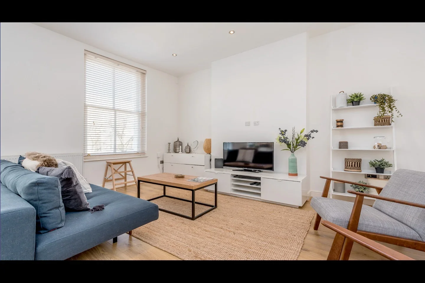 Flat Packington Street in Greater London