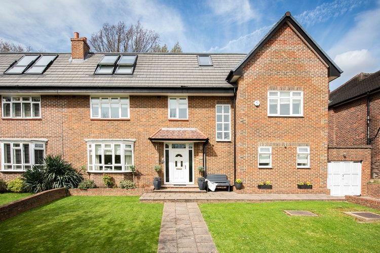 House Hartfield Road in Greater London
