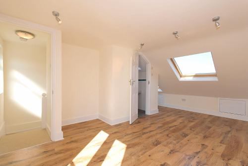 Room Somerset Road in Greater London