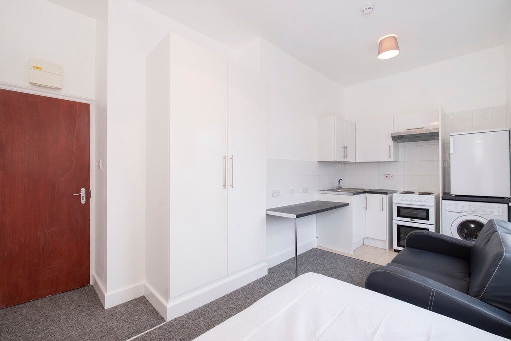 Room Chamberlayne Road in London