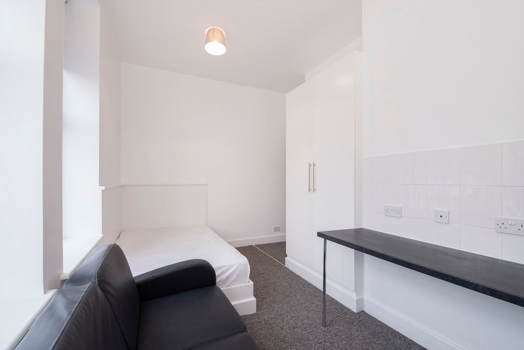Room Chamberlayne Road in London