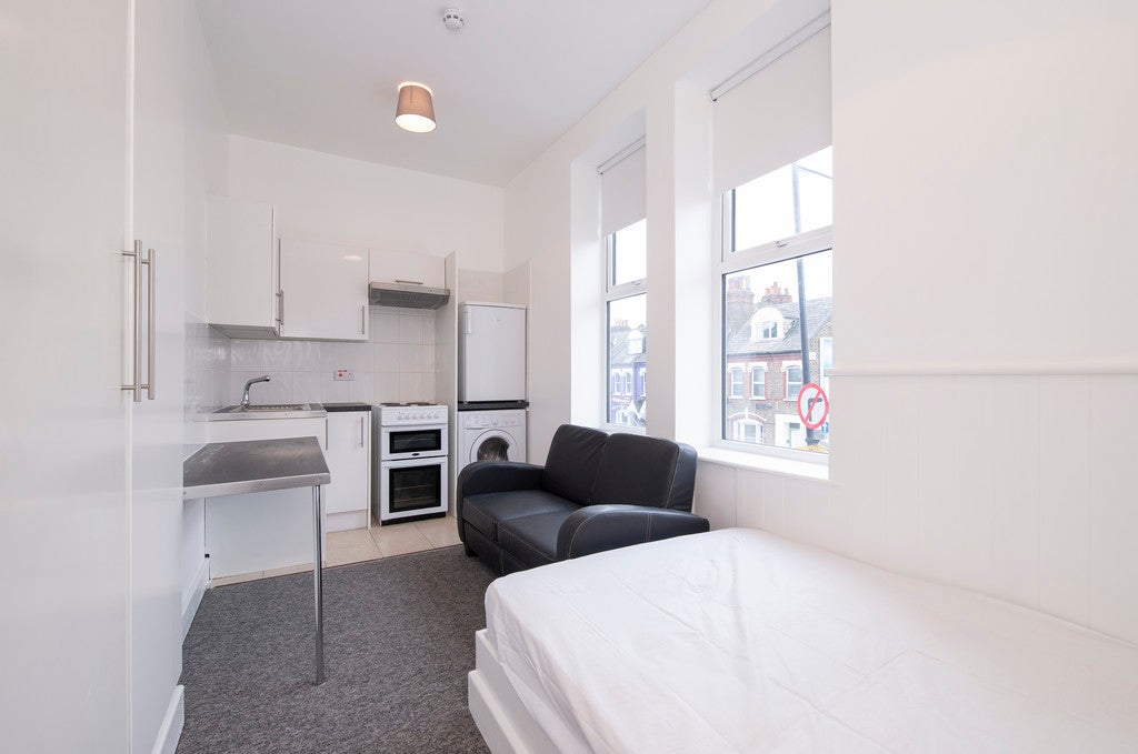 Room Chamberlayne Road in London