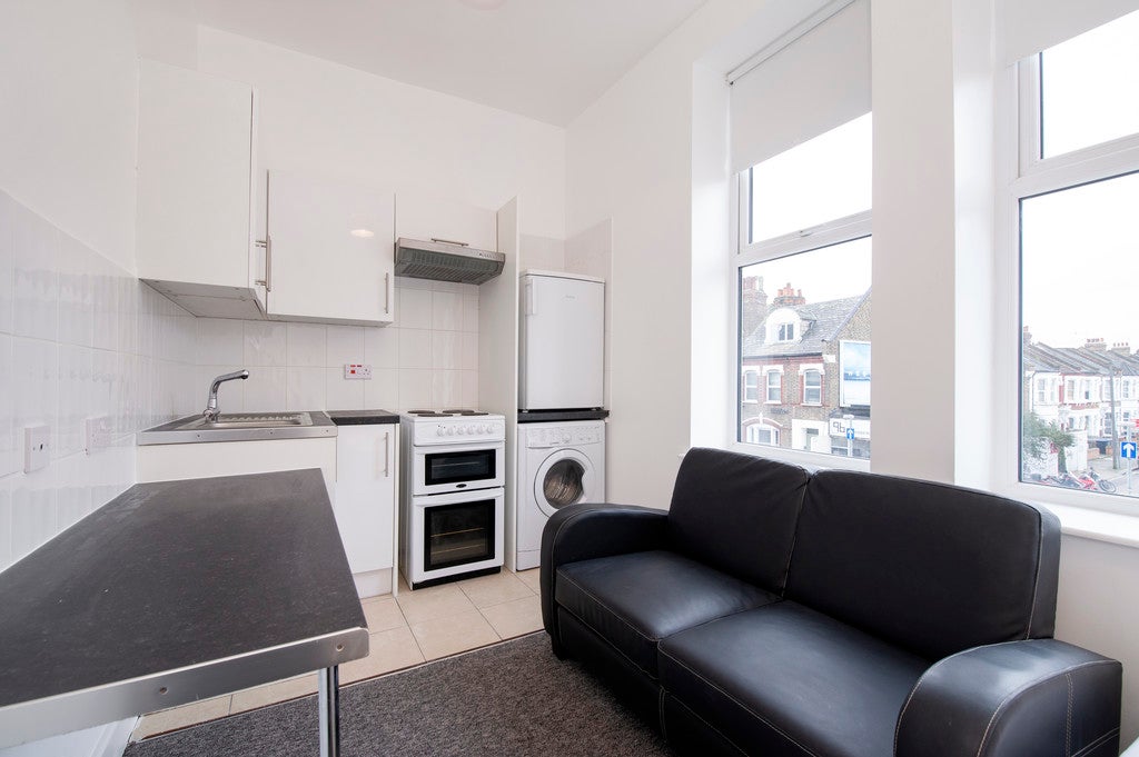 Room Chamberlayne Road in London