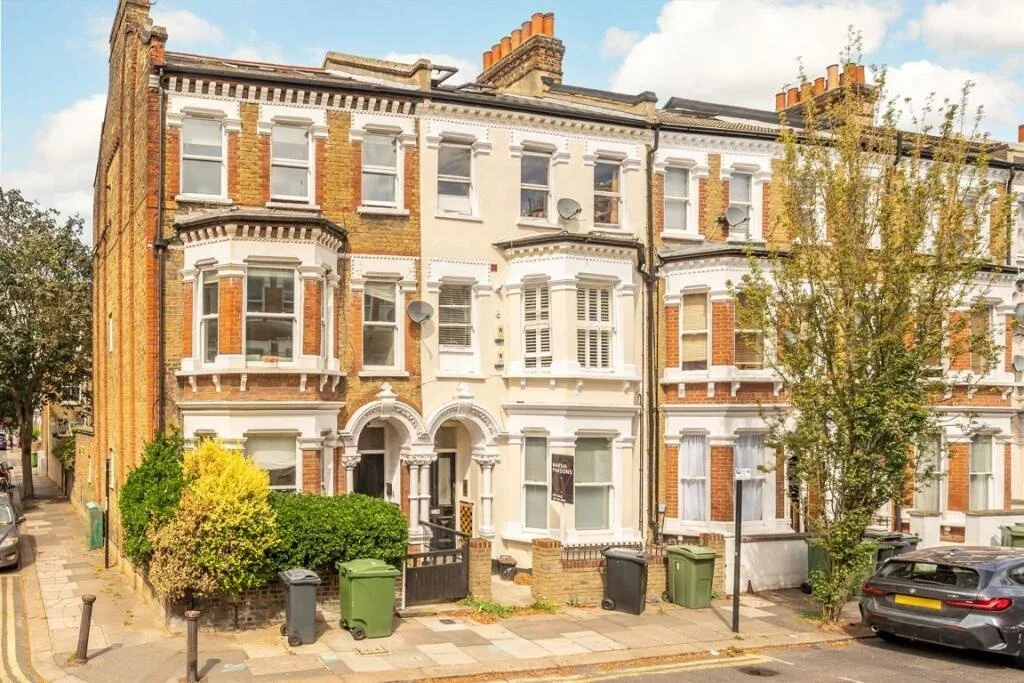 Flat Tremadoc Road in Greater London