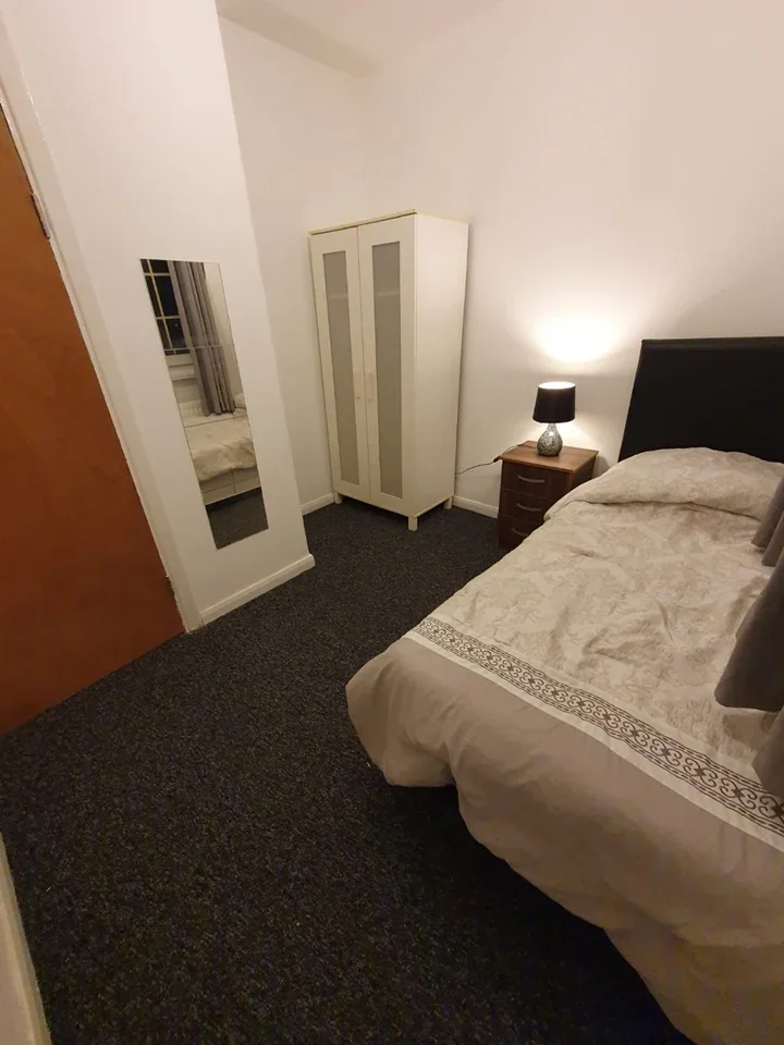 Room Twine Court in Greater London
