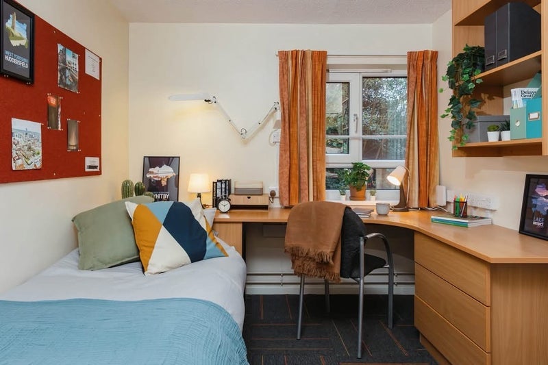 Room Alma Road in Leeds