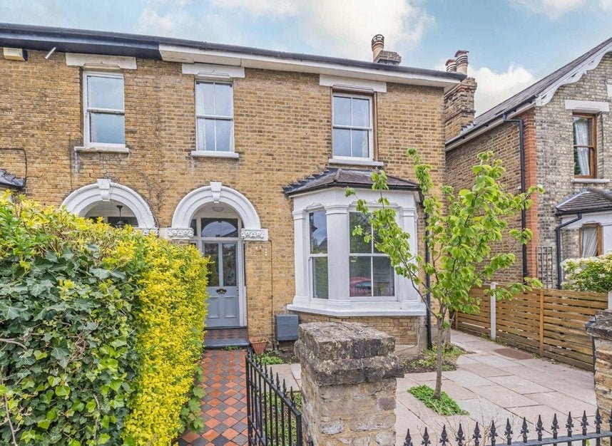 House Ellerton Road in Greater London