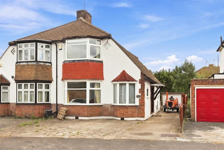 House Blackthorne Drive in Greater London